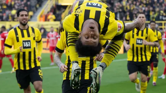 Dortmunds Karim Adeyemi jubelt über seinen Treffer gegen den SC Freiburg. (Foto: Bernd Thissen/dpa)