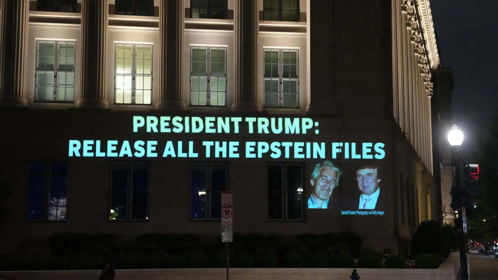 In den vergangenen Monaten gab es viel Druck auf den US-Präsidenten, die Epstein-Akten offenzulegen. (Archivbild) (Foto: Andrew Leyden/ZUMA Press Wire/dpa)