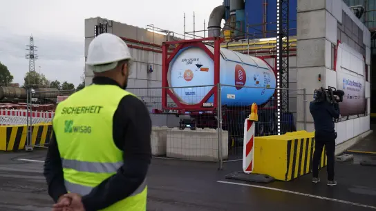 Ein Container mit einer Testlieferung mit Wasserstoff kommt in Hamburg an. (Foto: Marcus Brandt/dpa)