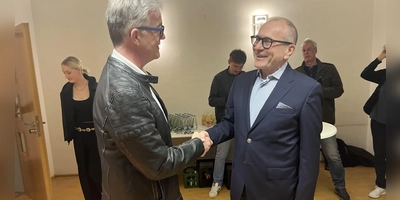 Der scheidende Amtsinhaber Patrick Ruh (links) gratuliert Dr. Ulrich Grünwald zum Sieg. (Foto: Irmeli Pohl)