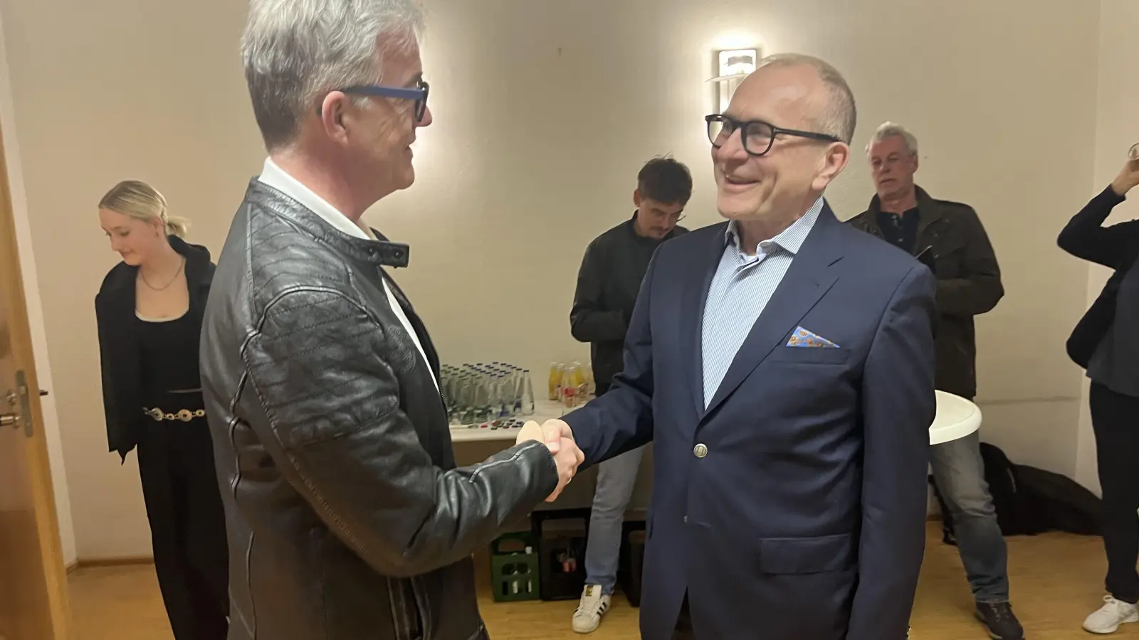 Der scheidende Amtsimhaber Patrick Ruh gratuliert Dr. Ulrich Grünwald zum Sieg (Foto: Irmeli Pohl)