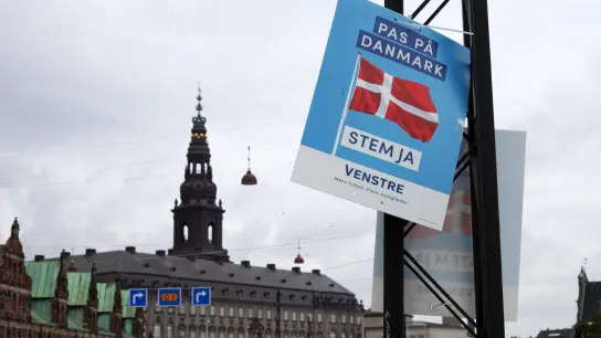 Eine Partei wirbt für die Abschaffung des dänischen EU-Verteidigungsvorbehalts. Im Hintergrund ist Schloss Christiansborg zu sehen, in dem das dänische Parlament sitzt. (Foto: Steffen Trumpf/dpa)