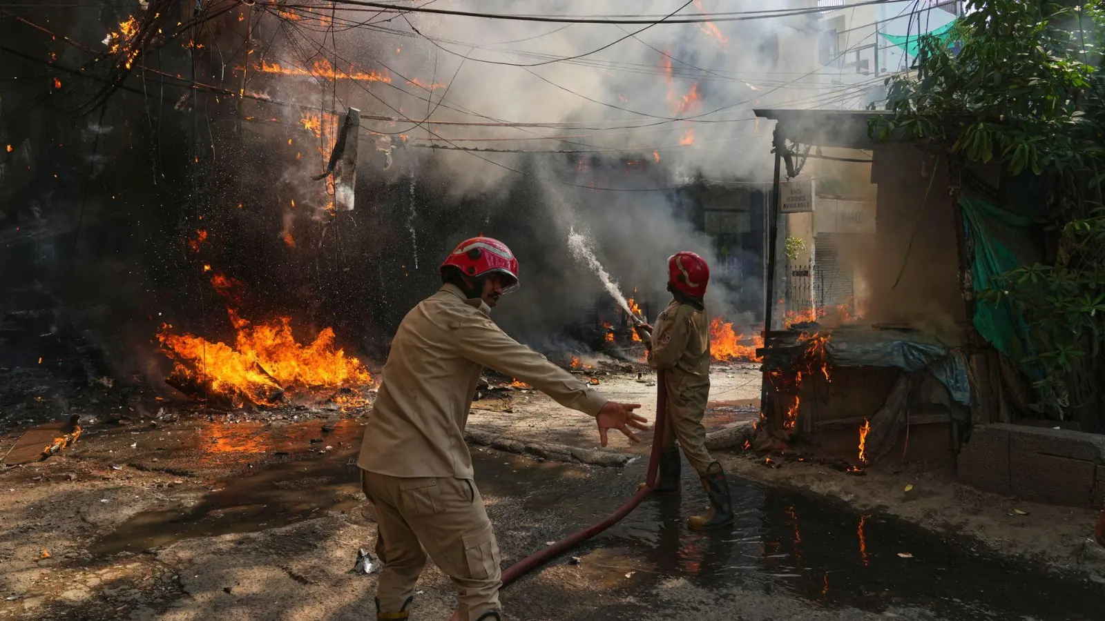 Bei einem Brand eines Gebäudes sind in Neu-Delhi zahlreiche Menschen gestorben. (Foto: Manish Swarup/AP/dpa)