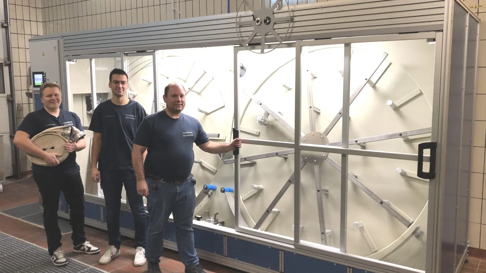 Vor der neuen Schlauchpflegeanlage der Freiwilligen Feuerwehr Bechhofen (von links): Die Gerätewarte Andreas Däschlein und Jan Bernhard sowie Kommandant Joachim Lechner. (Foto: Johannes Flierl)