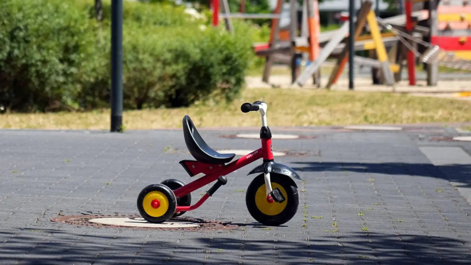 Kinder sollte man bei Hitze möglichst nicht draußen spielen lassen und die Aktivitäten lieber in die Morgenstunden legen. (Foto: Soeren Stache/dpa)