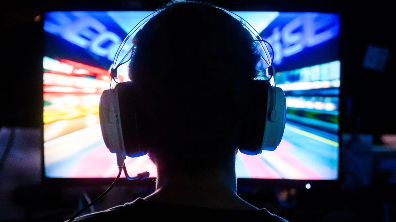 Längeres Starren auf den Bildschirm kann zu trockenen und gereizten Augen führen, bewusstes Blinzeln hilft, die Augen feucht zu halten. (Foto: Julian Stratenschulte/dpa)