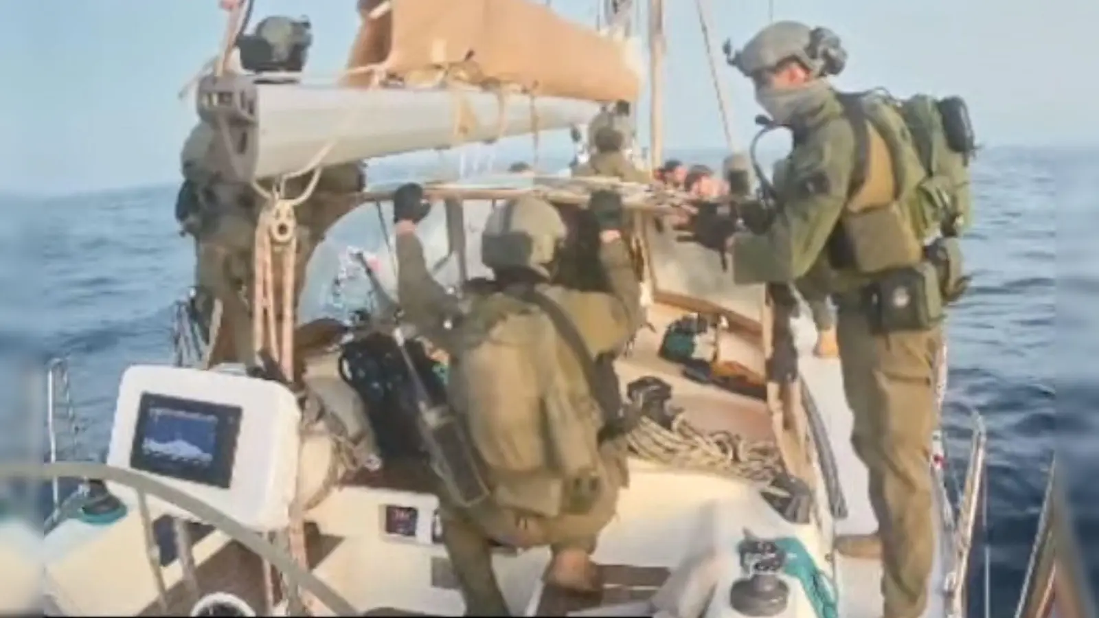 Maskierte israelische Soldaten haben die Boote der Gaza-Hilfsflotte vor Erreichen des Küstenstreifens geentert und die Besatzungen in Gewahrsam genommen.  (Foto: Uncredited/Global Sumud Flottilla/AP/dpa)