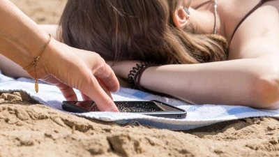 Bei Diebstahl oder Verlust können Android-Nutzer mit der App „Mein Gerät finden“ ihr Smartphone orten, sperren oder löschen. (Foto: Christin Klose/dpa-tmn)