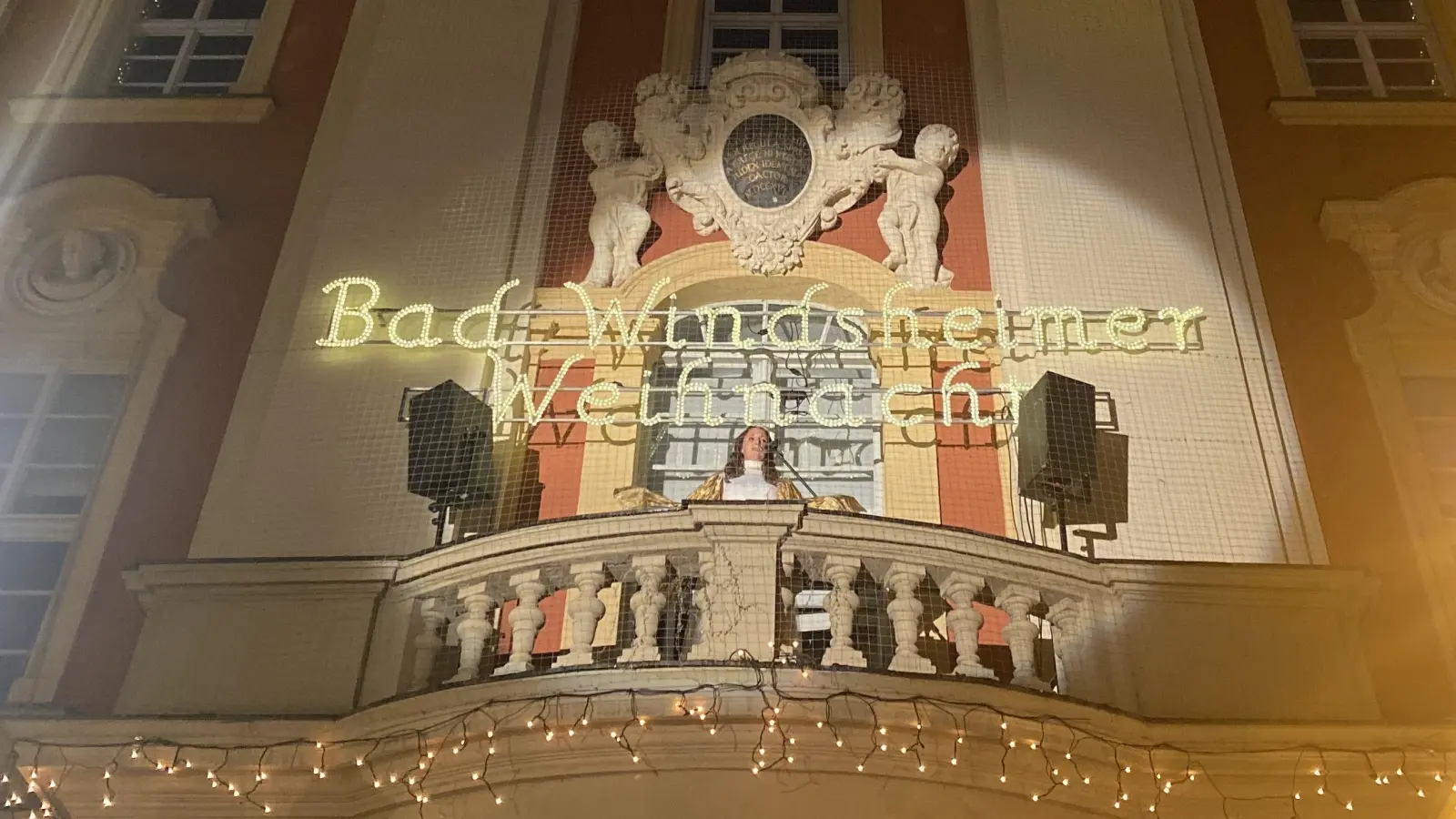 2022 eröffnete noch Annelie Jacob als Christkind den Weihnachtsmarkt in Bad Windsheim. Jetzt sucht die Stadt neue Bewerberinnen. (Archivbild: Franziska Back)