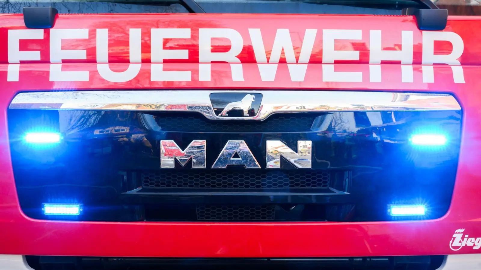 Am Morgen ist die Feuerwehr noch zur Brandwache vor Ort. (Symbolbild) (Foto: Julian Stratenschulte/dpa)