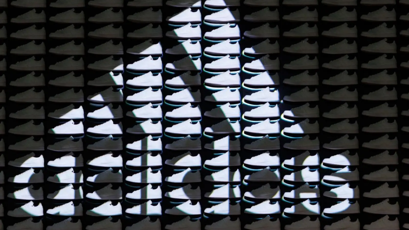 Das Adidas Logo. (Foto: Daniel Karmann/dpa)