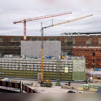Die Bauarbeiten liegen voll im Zeitplan. Zur Spielzeit 2028/2029 wird das Staatstheater im neuen Opernhaus starten.  (Foto: Daniel Karmann/dpa)