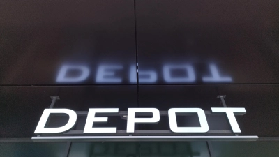 Ist die Ansbacher Depot-Filiale bei jenen dabei, die möglicherweise geschlossen werden. Die Einzelhandelskette schweigt, doch aktuell deutet nichts auf eine Schließung hin. (Foto: Robert Maurer)