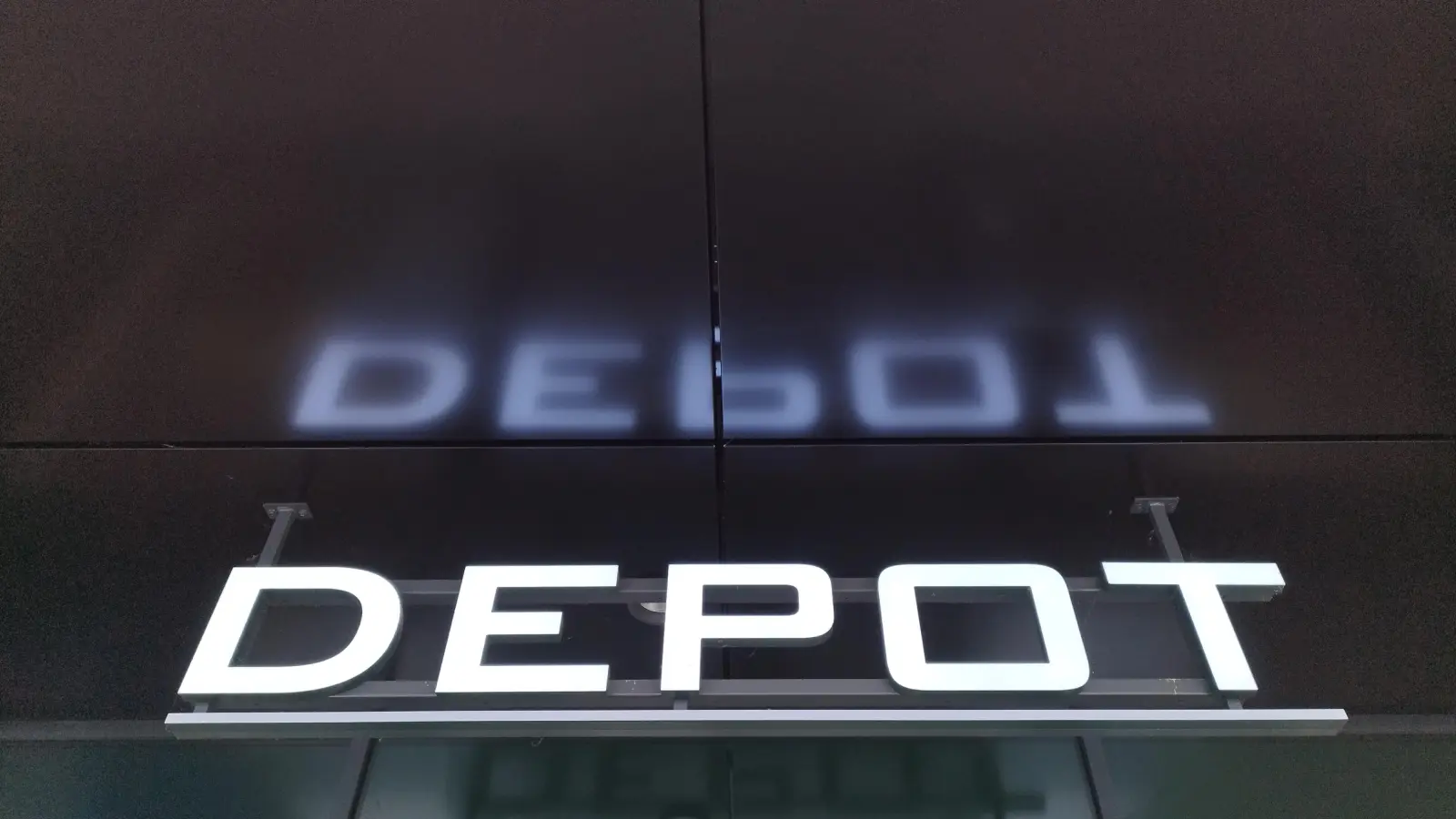 Ist die Ansbacher Depot-Filiale bei jenen dabei, die möglicherweise geschlossen werden. Die Einzelhandelskette schweigt, doch aktuell deutet nichts auf eine Schließung hin. (Foto: Robert Maurer)