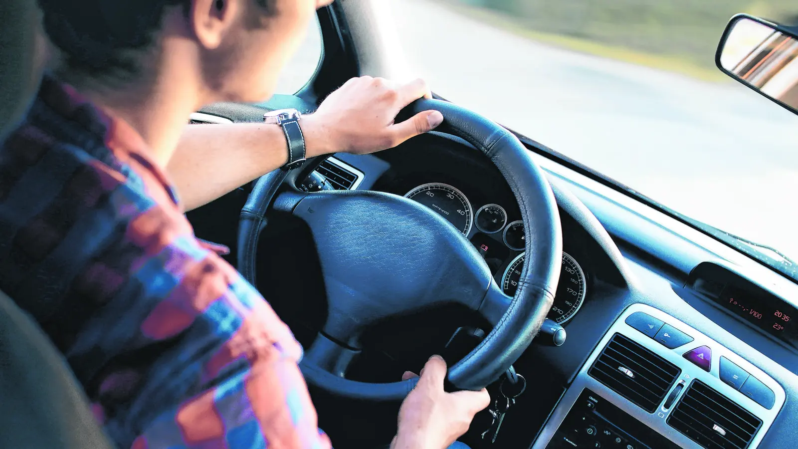 Mit einer guten Fahrschule ist der Weg zum Führerschein geebnet. (Foto: Pexels)