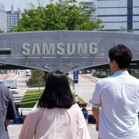 Samsung Electronics hat einen historischen Rekordgewinn für das zweite Quartal verbucht.  (Foto: Ahn Young-joon/AP/dpa)