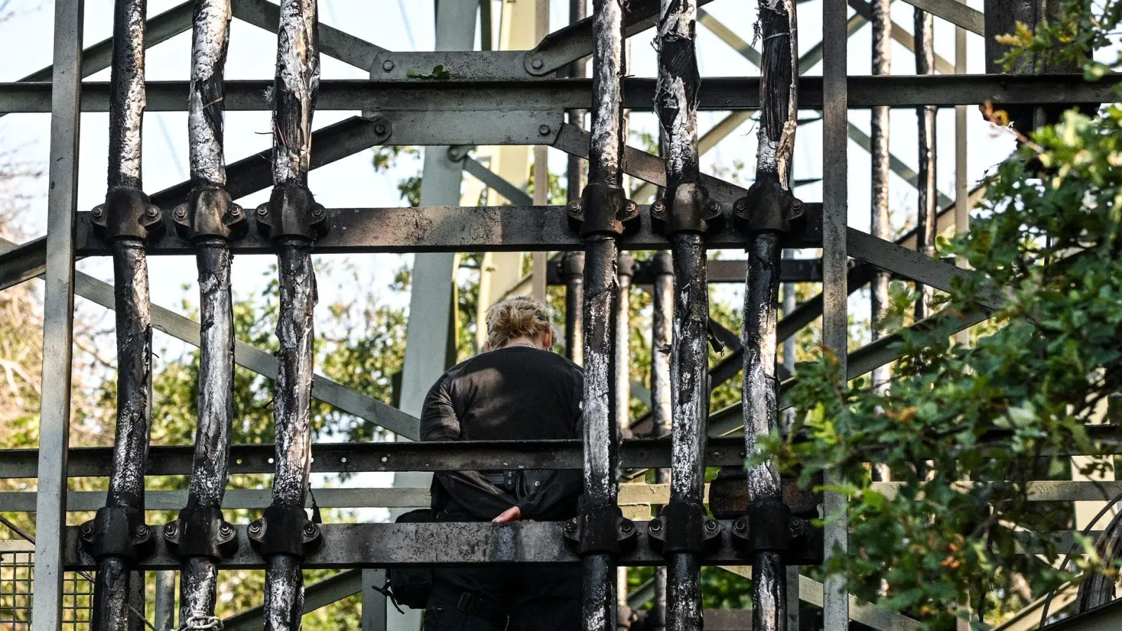 Die Polizei ermittelt zu einem Brandanschlag auf Strommasten in Berlin. (Foto: Jens Kalaene/dpa)