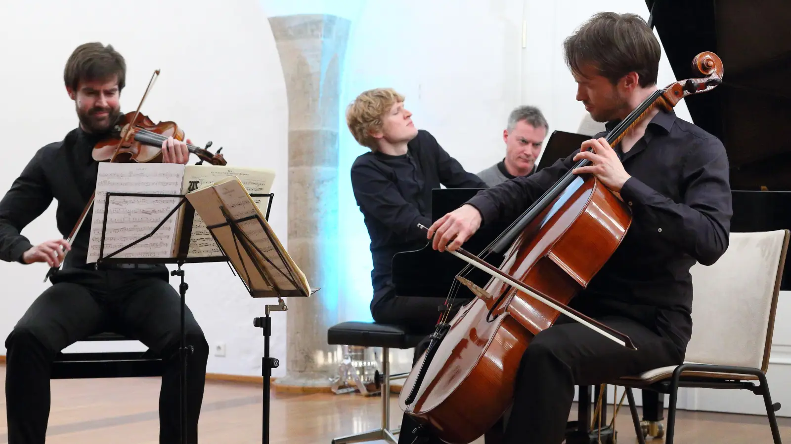 Drei aus einem Geist: Das Trio Adorno, der Geiger Christoph Callies, der Pianist Lion Hinnrichs und der Cellist Samuel Selle, interpretiert Werke der Wiener Klassik und Spätromantik. (Foto: Thomas Wirth)