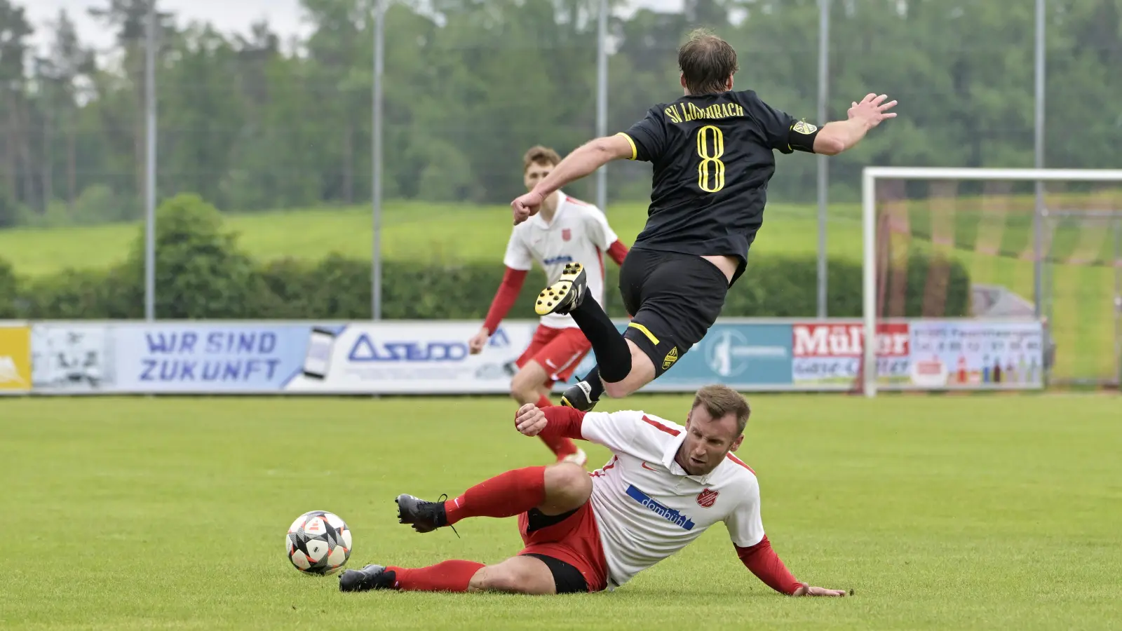 Abflug: Der FC Dombühl mit Thore Beck (am Boden) spielt sich für die Relegation ein. Losaurach (oben Daniel Eckert) hat zum Abschluss ein Heimspiel. (Foto: Martin Rügner)