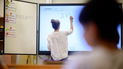 In der aktuellen Ausgabe des Deutschen Schulbarometers beklagen die Lehrkräfte nach wie vor die hohe Arbeitsbelastung. (Foto: Julian Stratenschulte/dpa)