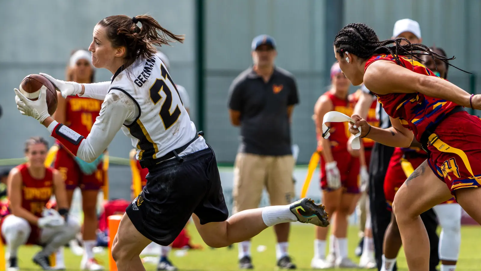 Zugepackt: Mit ihren Fangkünsten und schnellen Läufen trug Ellen Riess bei der Europameisterschaft 2023 in Irland viel dazu bei, die Bronzemedaille zu holen. (Foto: Conor Brennan)