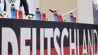 Deutschlands Trainer Julian Nagelsmann kommt zur Pressekonferenz. (Foto: Christian Charisius/dpa)