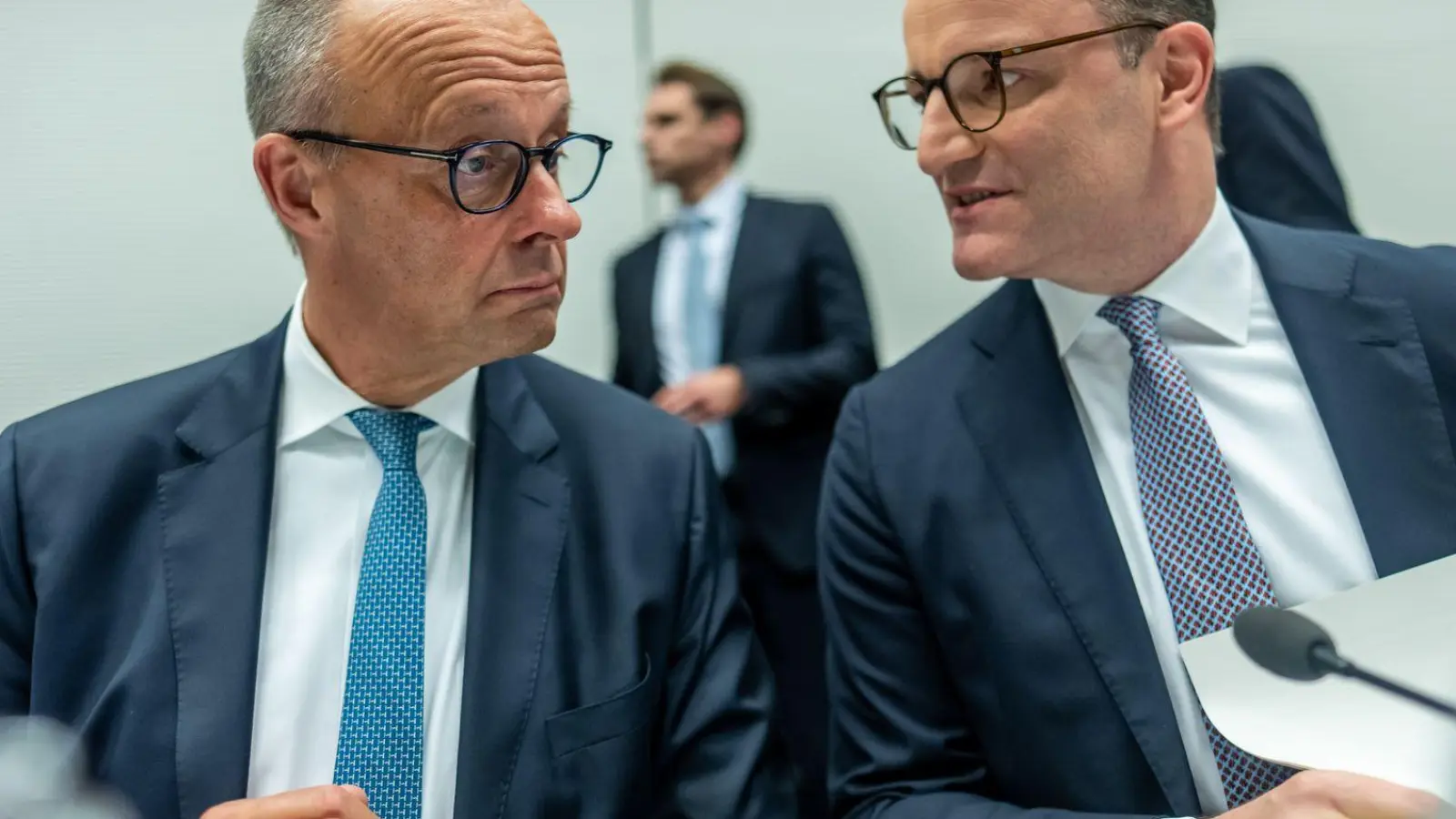 Kann sich Jens Spahn als Chef der Unionsbundestagsfraktion halten? Die CDU in Merz' Heimat Brilon fordert seinen Rücktritt. (Archivbild) (Foto: Michael Kappeler/dpa)