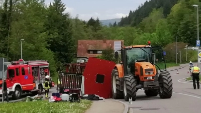 Unfall mit Maiwagen: Rettungskräfte neben dem umgestürzten Maiwagen in Kandern. (Foto: Gudrun Gehr/Oberbadisches Verlagshaus/dpa)