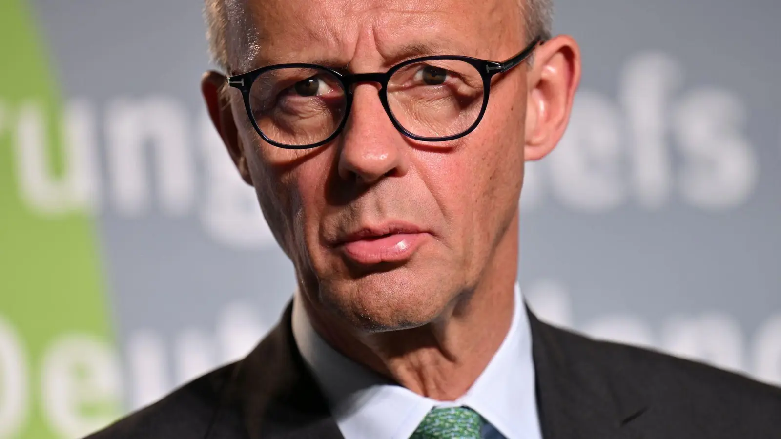 Die Ukraine soll nach dem Willen des Kanzlers von russischem Vermögen profitieren. (Foto: Martin Schutt/dpa)