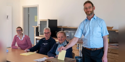 Unter den Augen der Wahlhelfer warf Herausforderer Rainer Bullmer seinen Stimmzettel in die Urne. Nach der Auszählung am Abend durfte er sich dann über das Ergebnis freuen. (Foto: Mirko Fryska)