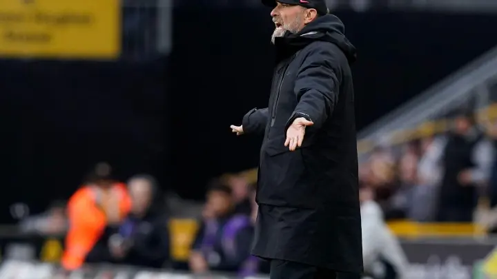 Jürgen Klopp und der FC Liverpool kassierten bei den Wolverhampton Wanderers eine herbe Niederlage. (Foto: Andrew Yates/CSM via ZUMA Press Wire/dpa)