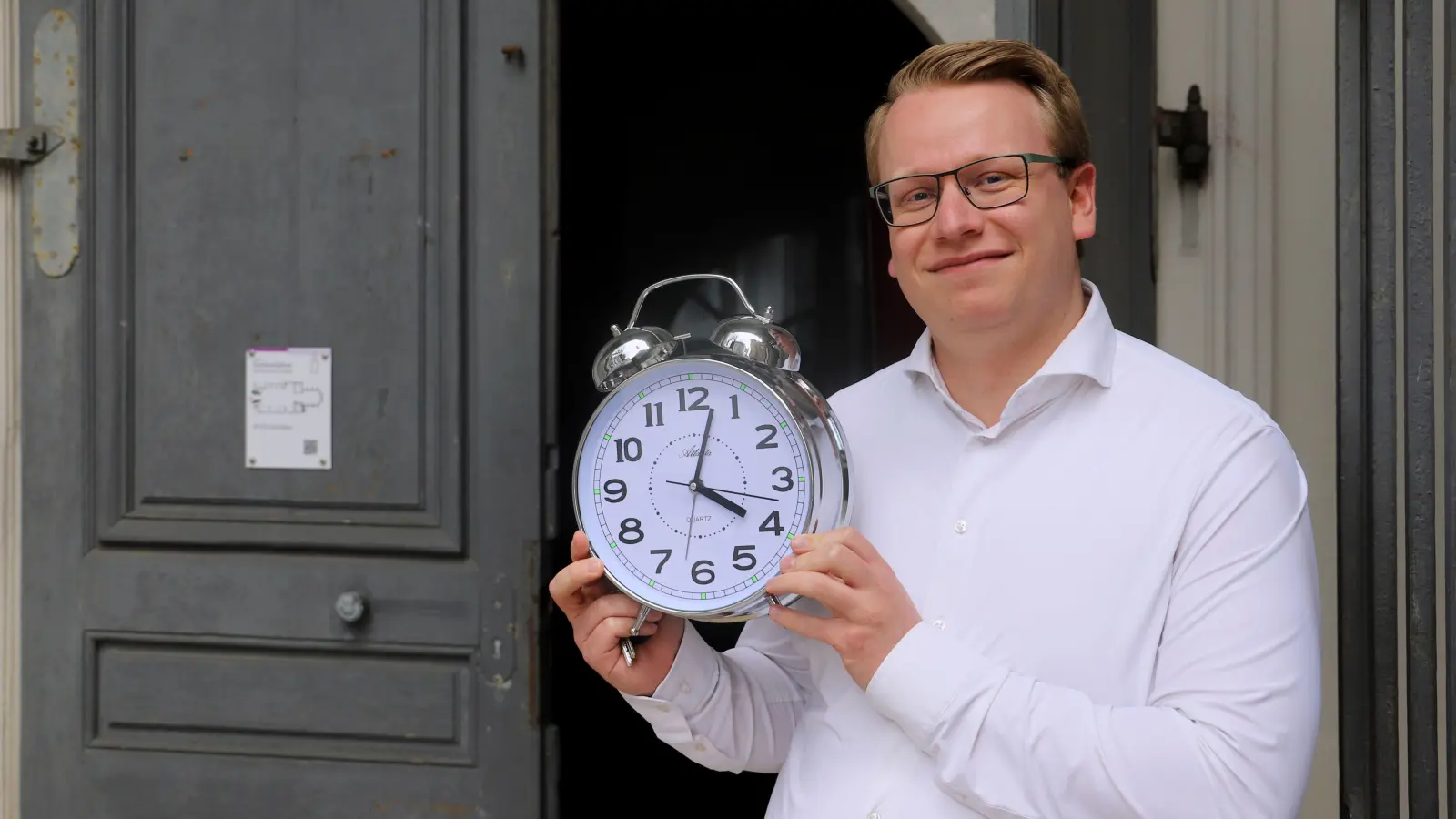 Zeit ohne klingelnden Wecker? Vikar John Pohler ist auf einen Gottesdienst für Rente und Ruhestand vorbereitet. (Foto: Oliver Herbst)
