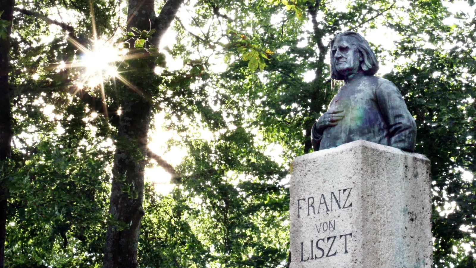 Das Liszt-Denkmal im Kardinalsgarten von Schillingsfürst entstand noch zu Lebzeiten des großen Musikers. Moses Jacob Ezekiel hat die Bronzebüste 1881 geschaffen. (Archivbild: Thomas Wirth)