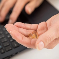 Erst checken, dann kaufen: Wer online Kapseln und Co. bestellt, sollte EU-Sicherheitslogo und Register-Eintrag prüfen. (Foto: Christin Klose/dpa-tmn)