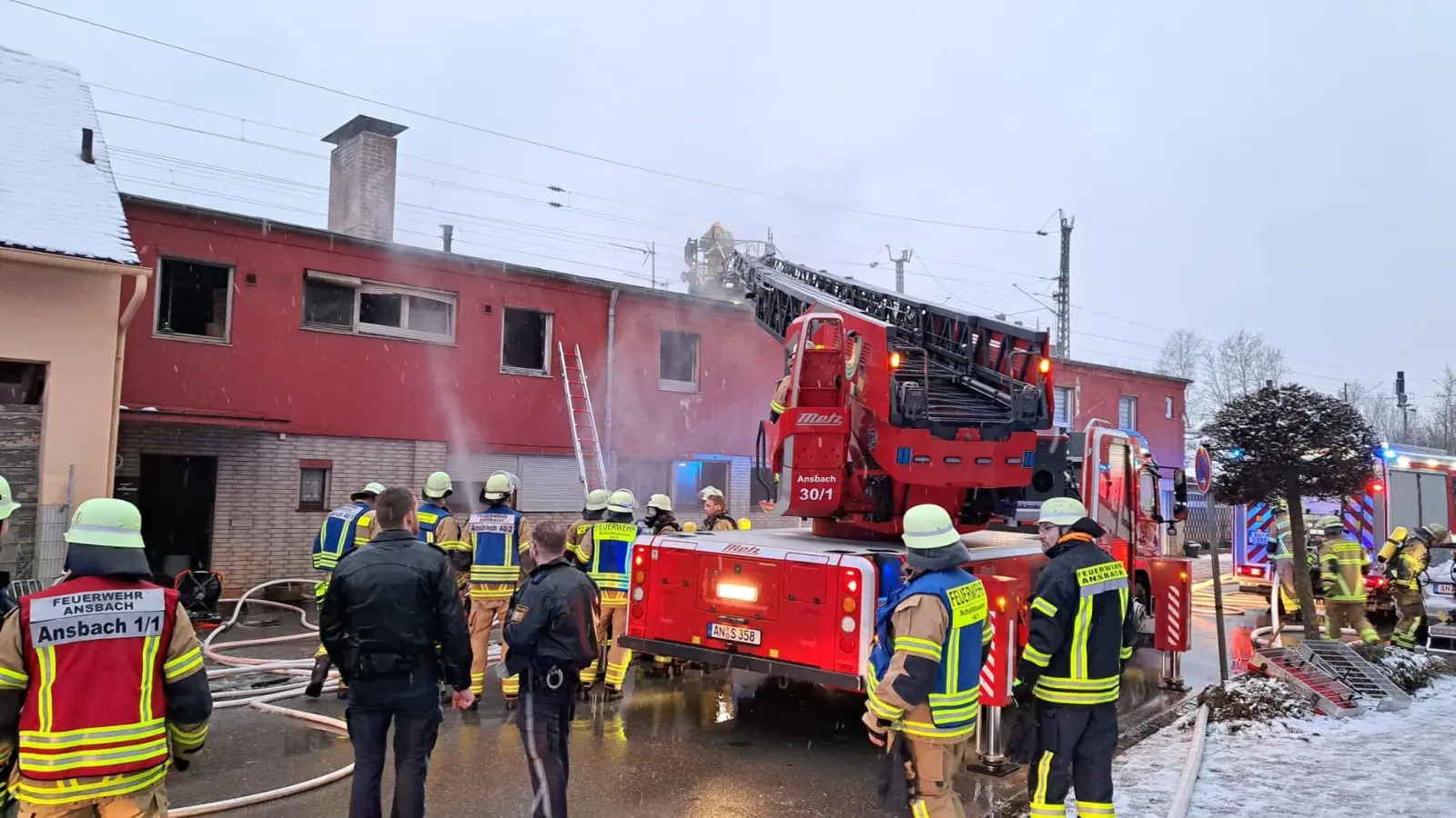 Die Ansbacher Feuerwehr in Aktion in der Schalkhäuser Straße in Ansbach. (Foto: Alexander Biernoth)