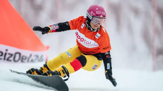 Snowboarderin Ramona Hofmeister in Aktion. (Foto: Marius Becker/dpa/Archivbild)