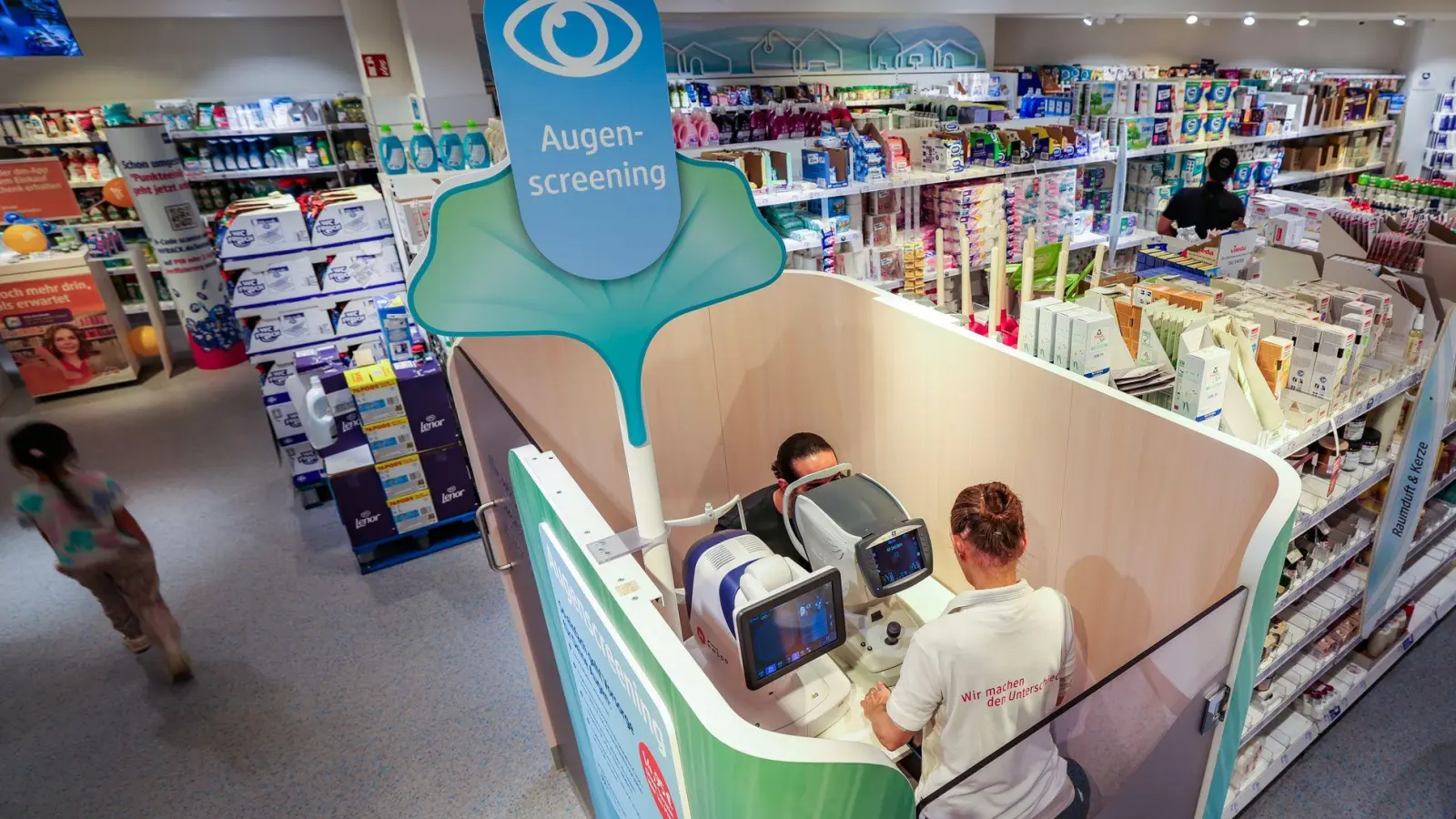 In einer Box mitten in der Filiale wird das Augenscreening durchgeführt. (Foto: Christoph Reichwein/dpa)