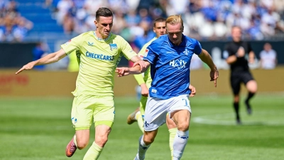 Herthas Niklas Kolbe (l) und Darmstadts Isac Lidberg kämpfen um den Ball. (Foto: Uwe Anspach/dpa)