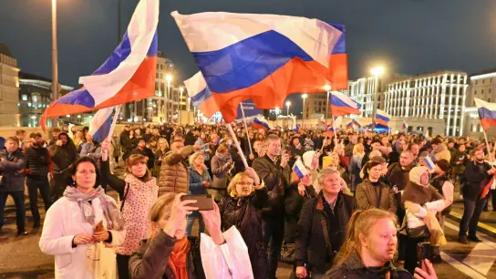 Menschen versammeln sich auf dem Roten Platz in Moskau, um die Annexion der ukrainischen Regionen zu feiern. (Foto: Dmitry Serebryakov/AP/dpa)