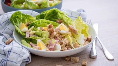 Richtig satt macht der Salat durch Zutaten, die Eiweiß enthalten wie Hähnchenbrust, Eier, Thunfisch, Garnelen, Hüttenkäse oder Feta. (Foto: Christin Klose/dpa-tmn)