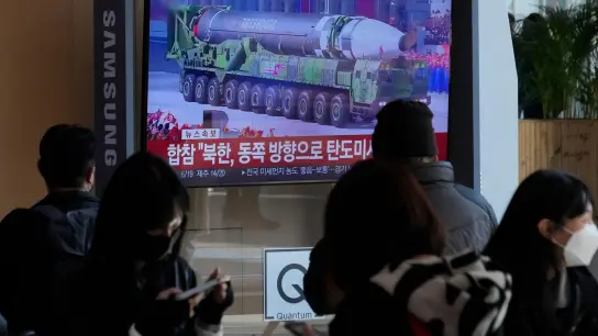 Eine Nachrichtensendung zeigt im Bahnhof von Seoul das Archivfoto einer nordkoreanischen Rakete bei einer Militärparade. (Foto: Ahn Young-Joon/AP/dpa)