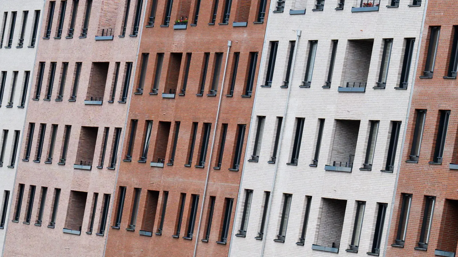 Vor allem in Ballungsräumen ist bezahlbarer Wohnraum knapp. (Archivbild) (Foto: Julian Stratenschulte/dpa)