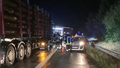 Auf der A7 Höhe Uffenheim kam es zu einem tödlichen Verkehrsunfall. Die Polizei in Rothenburg ermittelt.  (Foto: Feuerwehr Uffenheim)