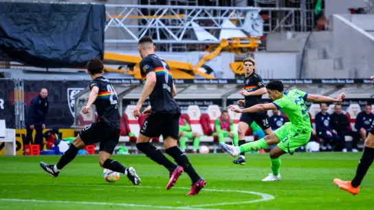 Omar Marmoush (r) erzielt das Tor zur Wolfsburger 1:0-Führung in Stuttgart. (Foto: Tom Weller/dpa)