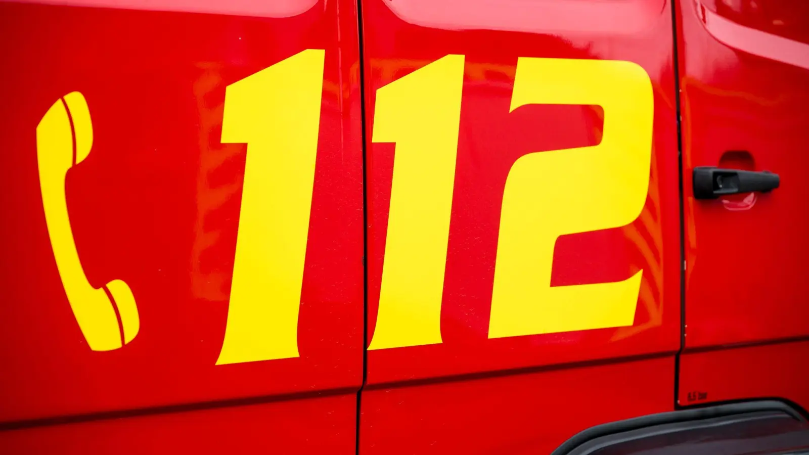 330 Einsatzkräfte sind im Einsatz - unter anderem von Feuerwehr, THW und Bergwacht. (Symbolbild) (Foto: Daniel Vogl/dpa)
