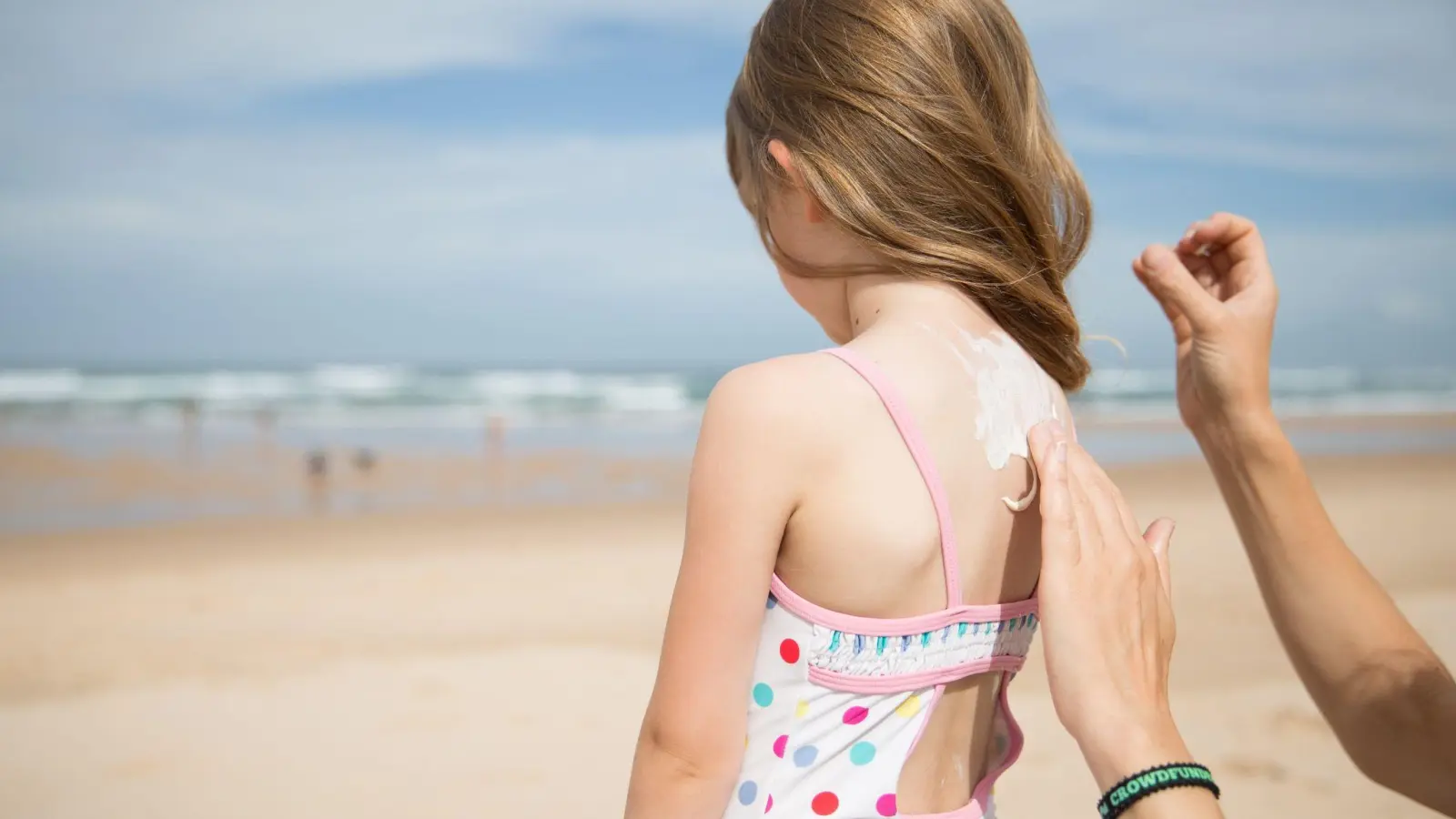 Hier darf guten Gewissens gecremt werden: Die meisten Kinder-Sonnencremes schneiden im Test gut ab. Bedenkliche UV-Filter fand die Zeitschrift „Öko-Test“ nur in wenigen Produkten. (Foto: Florian Schuh/dpa-tmn)