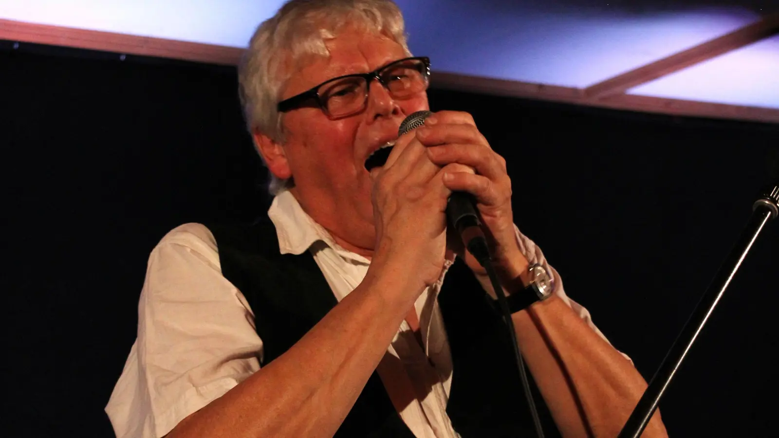 Verabschiedete sich von der Bühne: Johannes „Hansi“ Ritzer, Sänger von Feedback. (Foto: Jens Plackner)