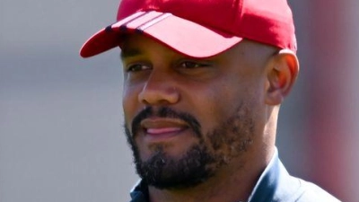 Vincent Kompany kann in Paris nicht aktiv sein. Bayerns Cheftrainer ist gesperrt und muss auf der Tribüne zuschauen. (Foto: Sven Hoppe/dpa)