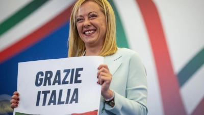 Vor einem Jahr gewann Giorgia Meloni die Parlamentswahl und wurde erste Ministerpräsidentin von Italien. (Foto: Oliver Weiken/dpa)