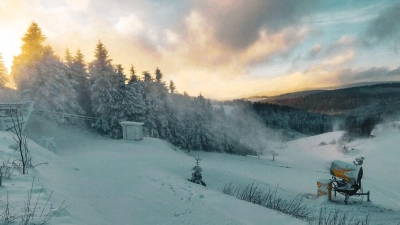 Liftbetreiber im Sauerland hoffen am kommenden Wochenende auf Schnee und Kälte. Dann könnte der Skibetrieb wieder losgehen. (Foto: Niklas Hinz/Skiliftkarussell Winterberg/dpa)